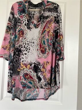 Honeyme Curvy Paisley Print V-Neck Tunic Top in Pink